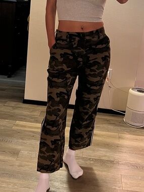 Abercrombie & Fitch army print pants, size 6 / 28